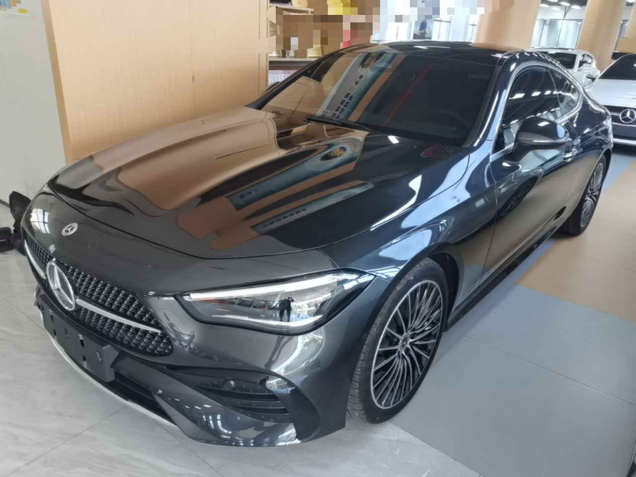 Unter der Vorderseite des Autos