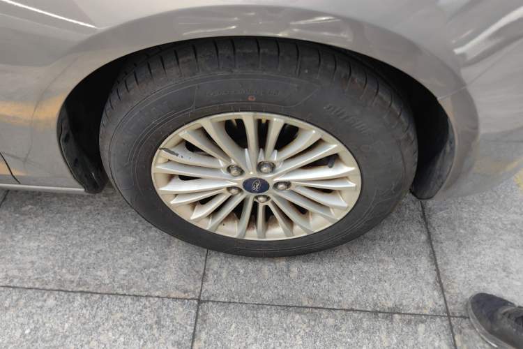 Used Ford Escort 2015 1.5L Manual Comfort Model Right Front Wheel Hub