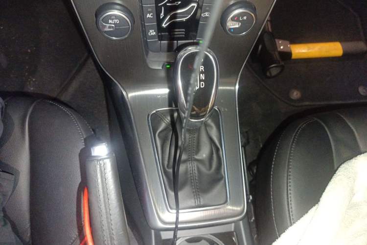 Used Volvo V40 2015 1.6T Zhiyi Edition
