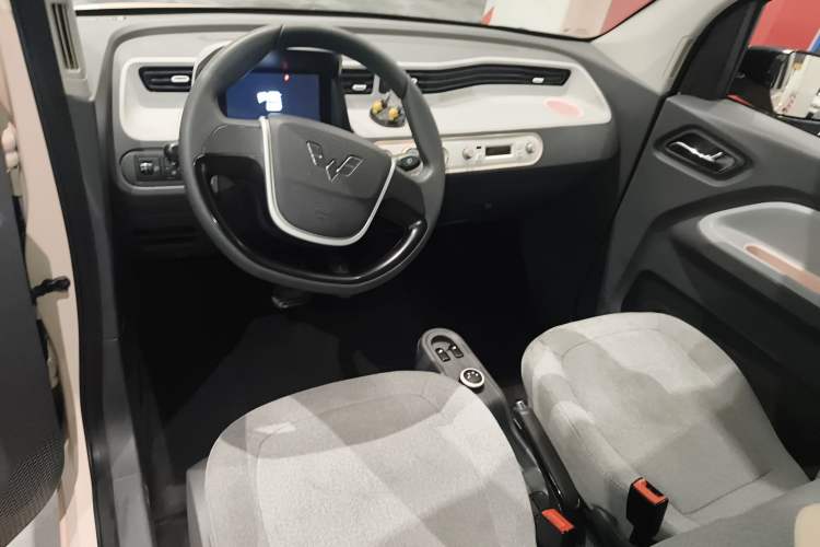 Used Wuling Hongguang MINIEV 2022 Macaron Premium Model – Lithium Ternary Battery Center Console