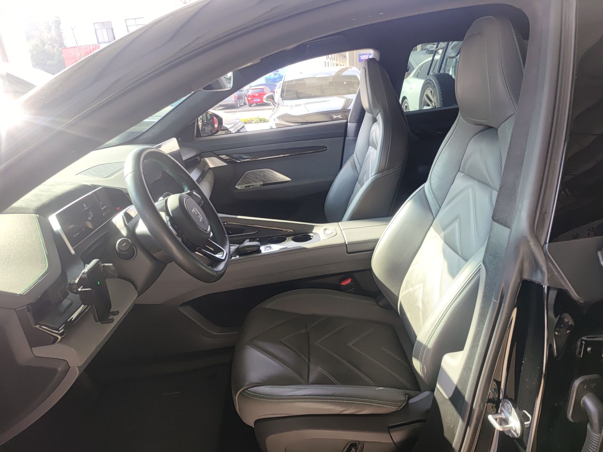 Переднее сиденье в автомобиле