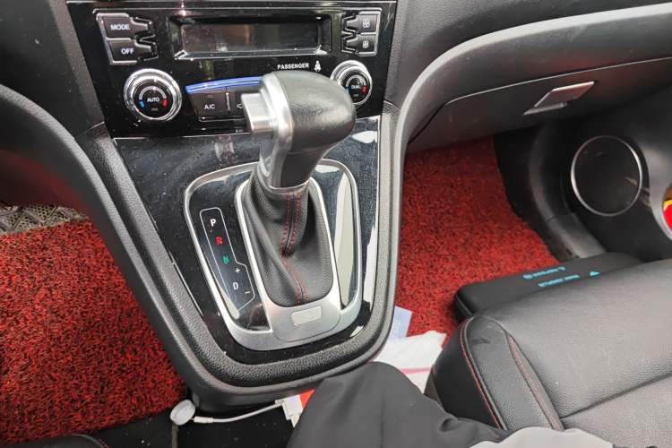 Used Haval H6 2016 Upgraded Model 1.5T Automatic Two-Wheel Drive Elite Version Gear Lever