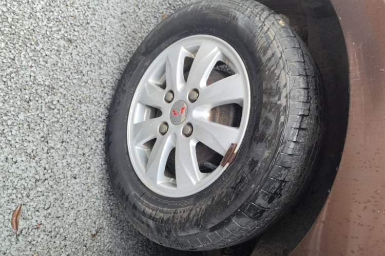 Used Wuling Hongguang 2014 1.5L S Comfort Model Right Rear Wheel Hub