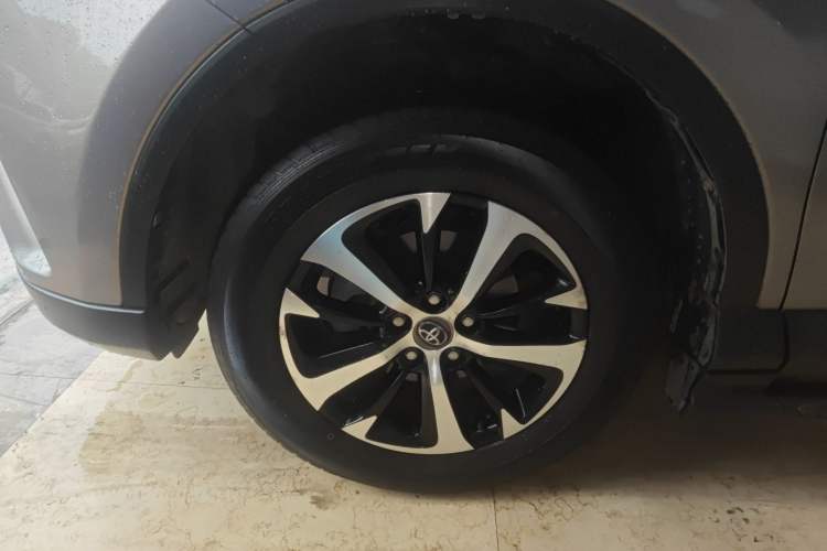 Used Toyota RAV4 2016 2.0L CVT Two-Wheel Drive Fashion Edition China V Standard
