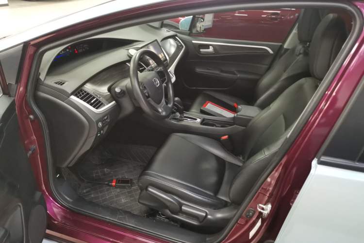 Used Honda Jade 2017 1.8L automatic Comfort version 5 seats Driver Seat