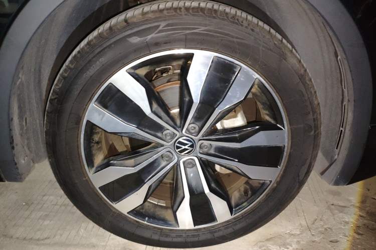 Used Volkswagen Tiguan L 2023 Facelifted 380TSI Automatic All-Wheel Drive R-Line Plus Version 7-Seater
