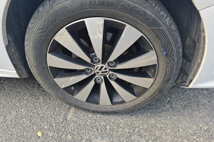 Used Volkswagen Sagitar 2018 1.6L Automatic Comfort Model Right Front Wheel Hub