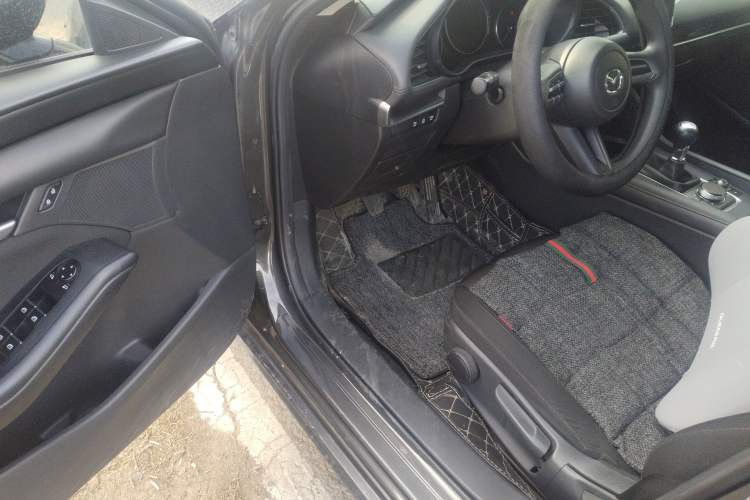 Used Mazda 3 Axela 2020 1.5L Manual ZhiMei Edition Driver Seat