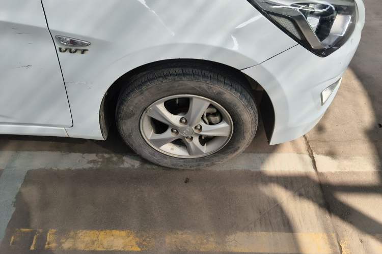 Used Hyundai Verna (older generation) 2014 1.4L Manual Smart GLS Trim Right Front Wheel Hub