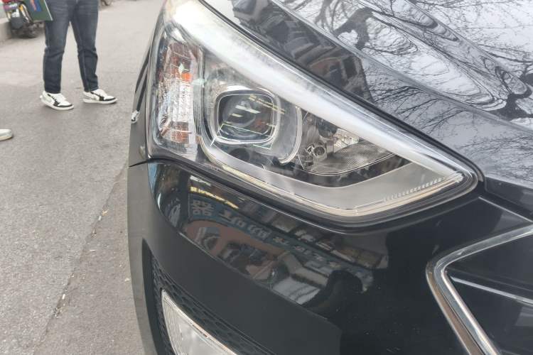 Used Hyundai Santa Fe 2013 2.4L Automatic 4x4 Comfort Edition Right Front Headlight