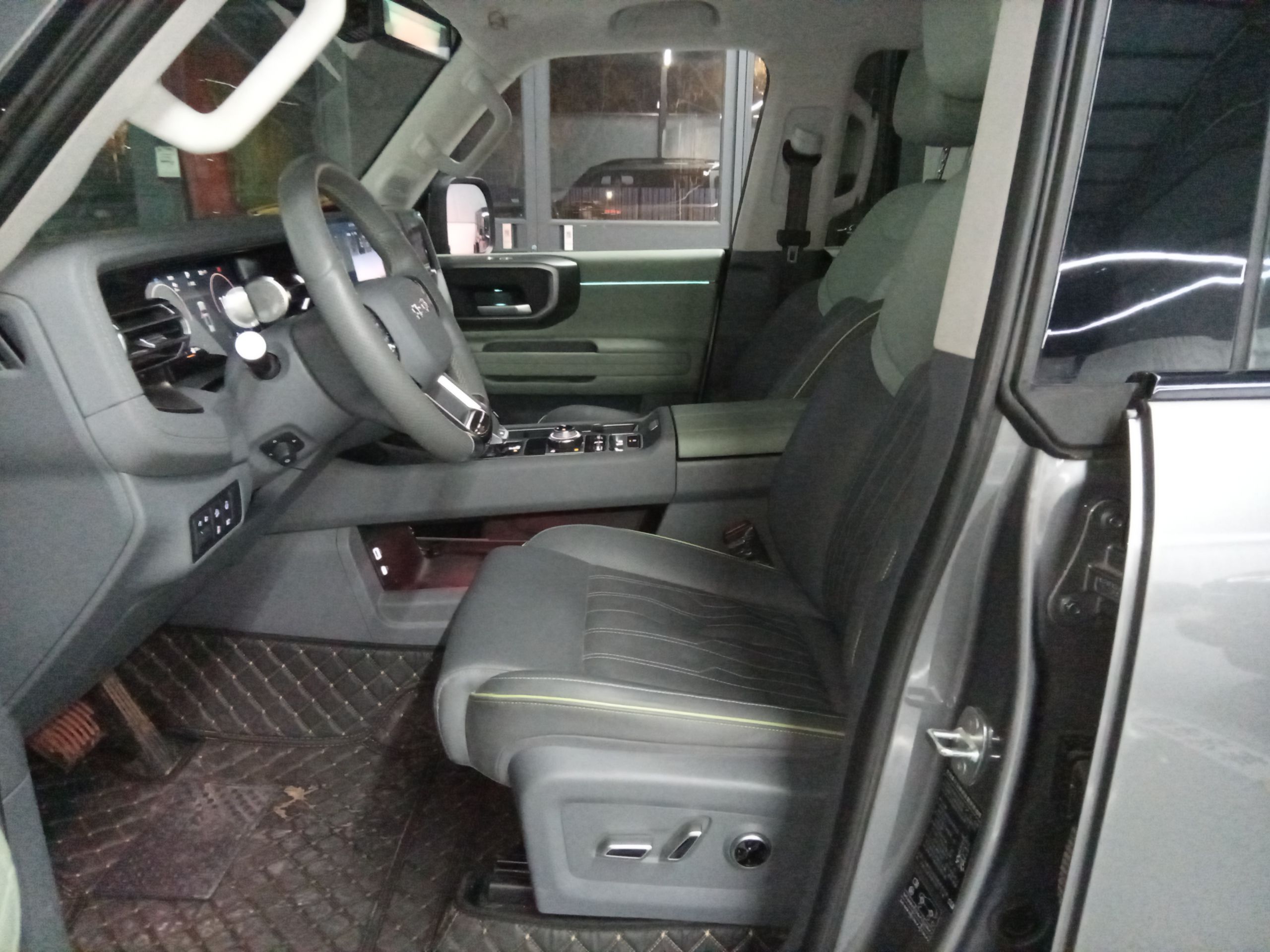 المقاعد الأمامية داخل السيارة