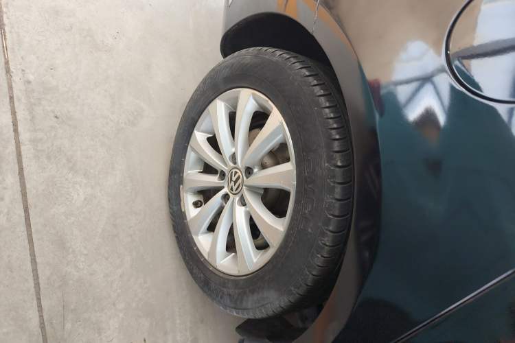 Used Volkswagen Magotan 2015 Facelift 1.8TSI Luxury Model Right Rear Wheel Hub