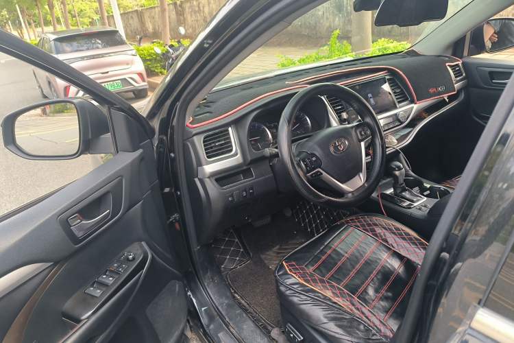 Used Toyota Highlander 2018 2.0T Four-Wheel Drive Luxury Edition 7 Seats China V Emission Standard Driver Seat