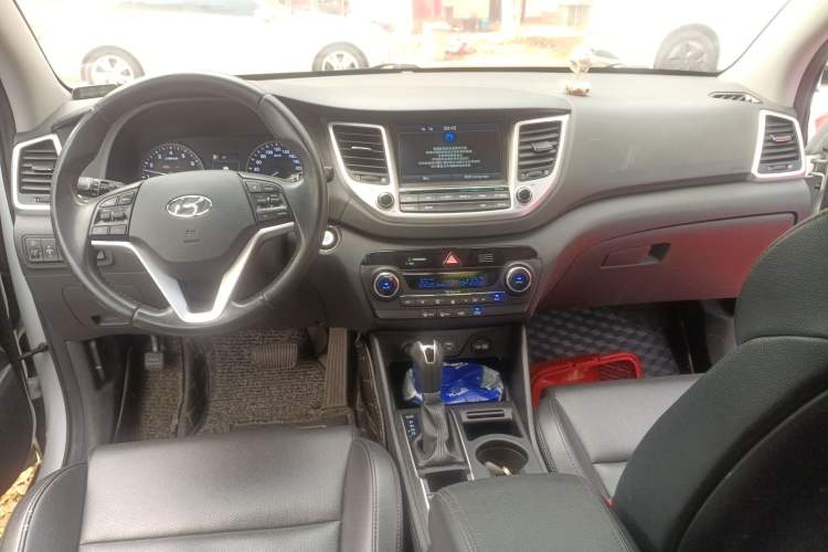 Used Hyundai Tucson 2015 1.6T Dual-Clutch Two-Wheel-Drive Smart Model Center Console