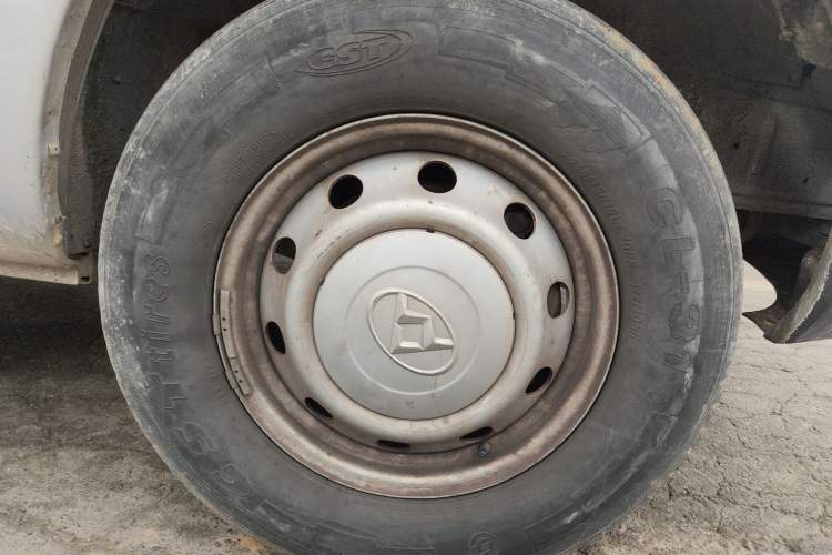 Used SAIC MAXUS Xintu V80 2016 2.5T Manual Aoyuntong National IV Short Wheelbase Mid-Roof 6-Seater