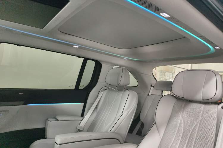 Used XPeng X9 2025 650 Long-Range Max Headliner