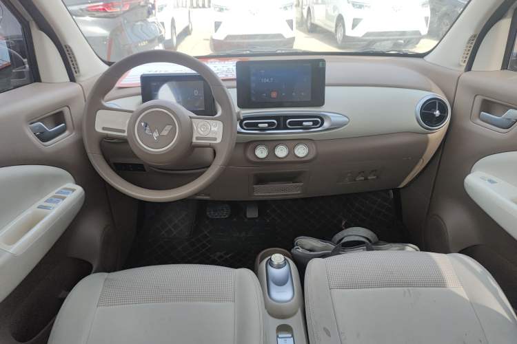 Used Wuling Hongguang MINIEV 2025 Four-Door Version Premium Edition Center Console