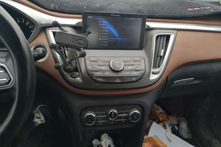 Used Soueast DX7 2017 1.5T Automatic Glory Edition Audio And AC Panel