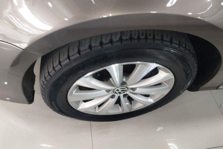 Used Volkswagen Magotan 2015 Facelift 1.8TSI Luxury Model Left Front Wheel Hub