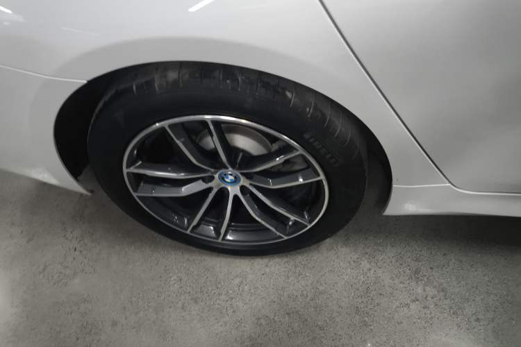 Used BMW 5 Series New Energy 2022 Restyled 535Le M Sport Package Right Rear Wheel Hub