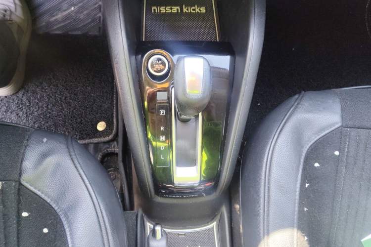 Used Nissan Kicks 2017 1.5L CVT Smart Edition Gear Lever