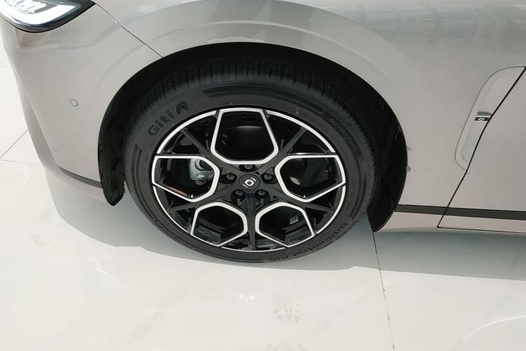 Used CHANGAN NEVO A07 2025 Blue Whale Pure Electric Version 625 Luxury Model Left Front Wheel Hub
