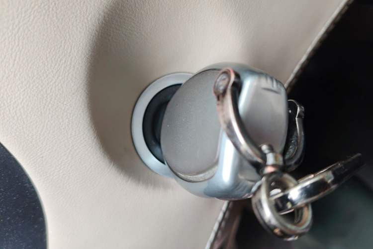 Used Mercedes-Benz Vito 2023 2.0T Elite Version 7 Seats Vehicle Key