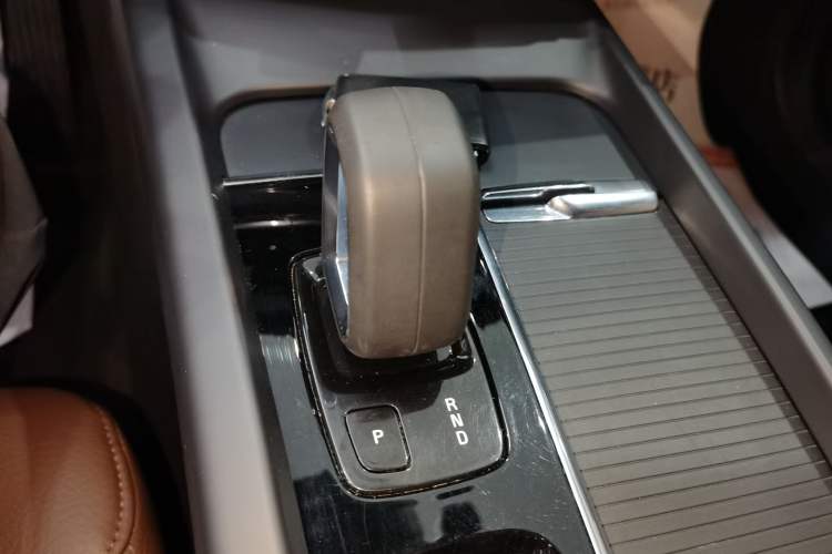 Used Volvo XC60 2022 B5 4x4 Zhiyi Luxury Edition Gear Lever