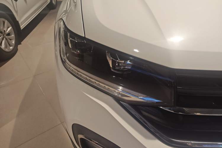 Used Volkswagen Tacqua 2023 200TSI DSG Joy-Connect Edition Right Front Headlight