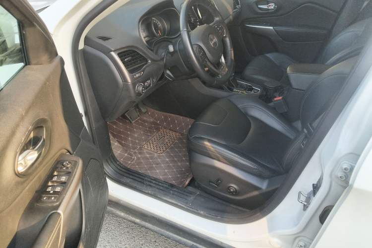 Used Jeep Cherokee 2019 2.0T 2WD Enjoyment Edition China V