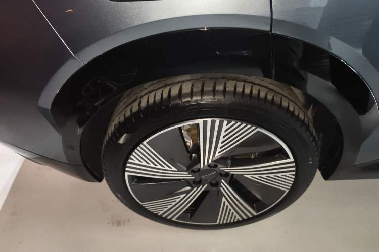 Used Lynk & Co 08 EM-P 2025 220 km All-Wheel-Drive Performance Halo
