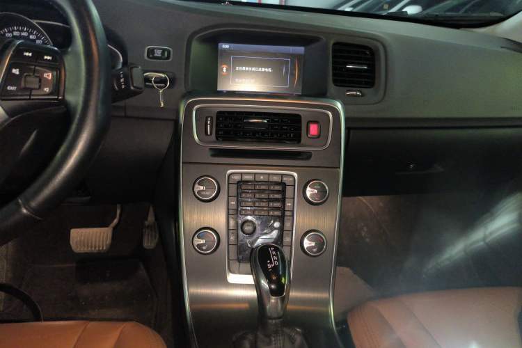 Used Volvo S60 2014 S60L 2.0T Zhiyuan Edition
