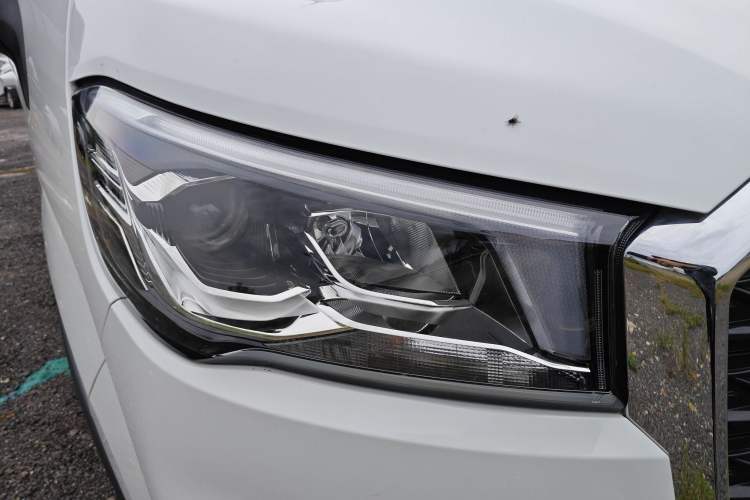 Used SAIC MAXUS Xintu V90 2024 ZhiJie 2.0T Automatic Front-Wheel-Drive Short Wheelbase Mid-Height Design with Single Rear Tire—5/6 Seater