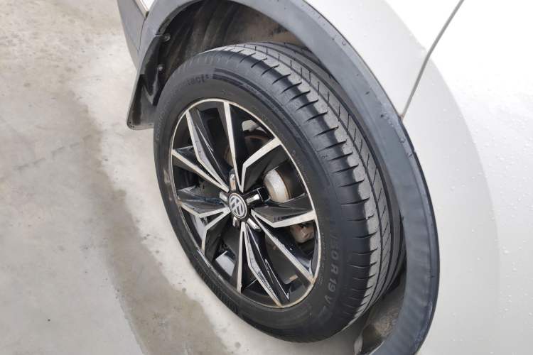 Used Volkswagen Tiguan L 2019 330TSI Automatic Two-Wheel Drive Smart Luxury Version China V Emission Standard