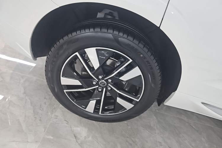 Used Volvo XC60 2026 B5 4x4 Smart Luxury Edition Right Rear Wheel Hub