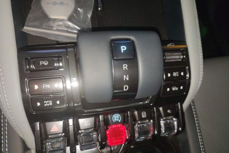 Used Formula Leopard 5 2023 Explore Edition Gear Lever