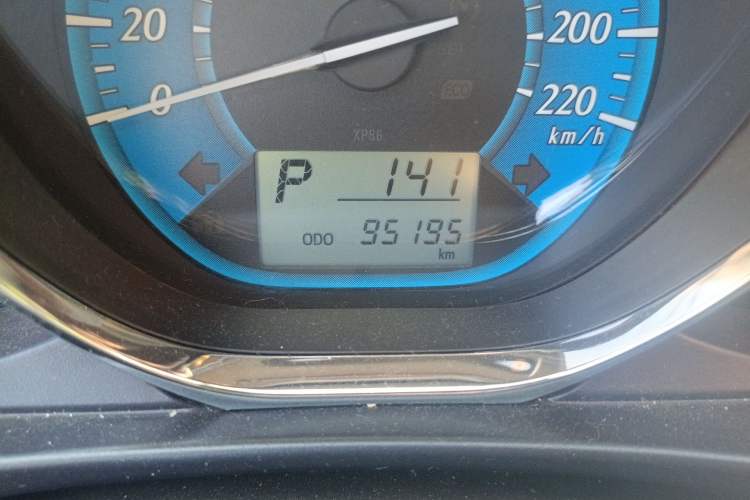 Used Toyota YARiS L Zhi Xuan 2015 1.5E Automatic Charm Edition Odometer Close Up