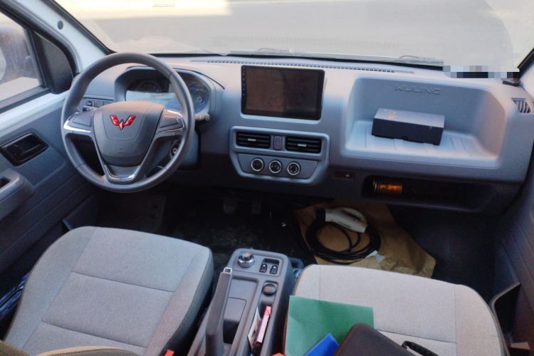 Used Wuling Yangguang 2024 300KM Comfort Version Passenger Van 75kW