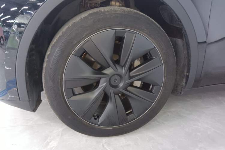 Used Tesla Model Y 2023 Rear-Wheel-Drive Version Left Front Wheel Hub