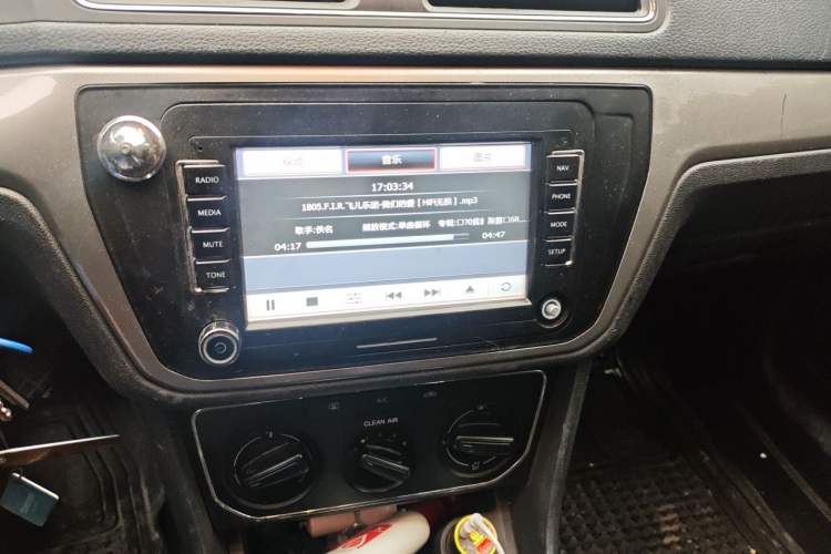 Used Volkswagen Lavida 2015 1.6L Manual Comfort Edition Audio And AC Panel