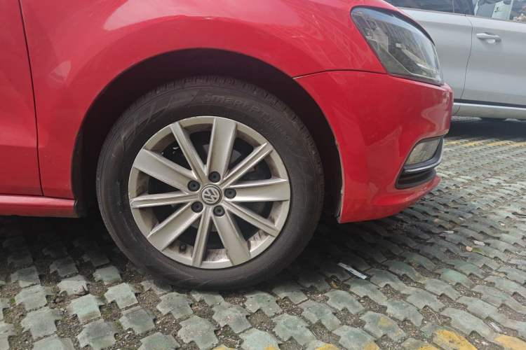 Used Volkswagen Polo 2014 1.4L Automatic Comfort Edition Right Front Wheel Hub