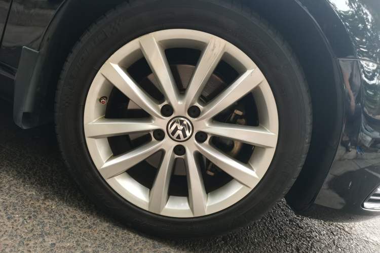 Used Volkswagen Magotan 2013 2.0 TSI Ultimate Model Right Front Wheel Hub