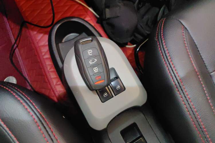 Used ORA Black Cat 2022 Updated Version 301 km Cute Pet Edition Lithium Iron Phosphate Vehicle Key