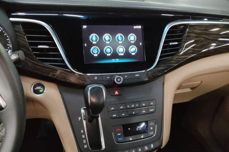 Used Buick GL8 2018 ES 28T Premium Model China VI Standard Audio And AC Panel