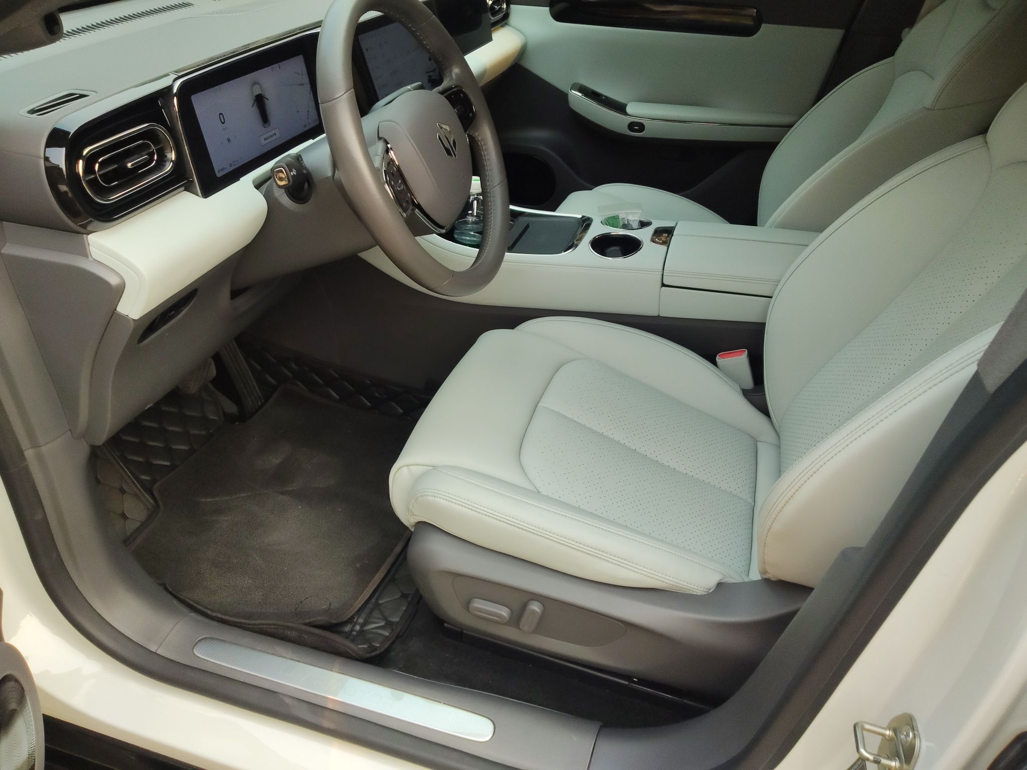 Переднее сиденье в автомобиле