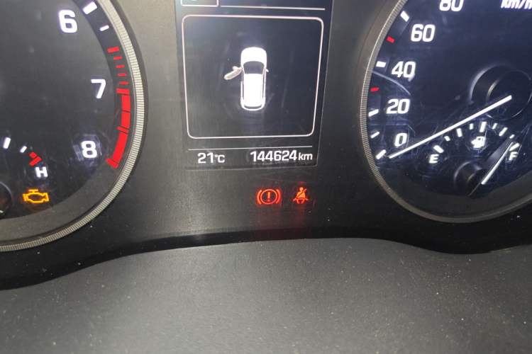 Used Hyundai Tucson 2015 1.6T Dual-Clutch Two-Wheel-Drive Smart Model Odometer Close Up