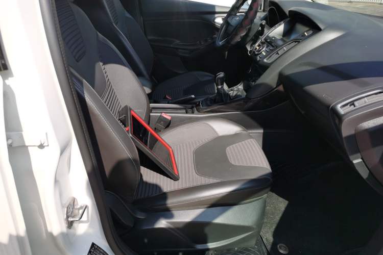 Used Ford Focus 2017 Hatchback EcoBoost 125 Manual – Ultra-Performance Style SmartDrive Edition