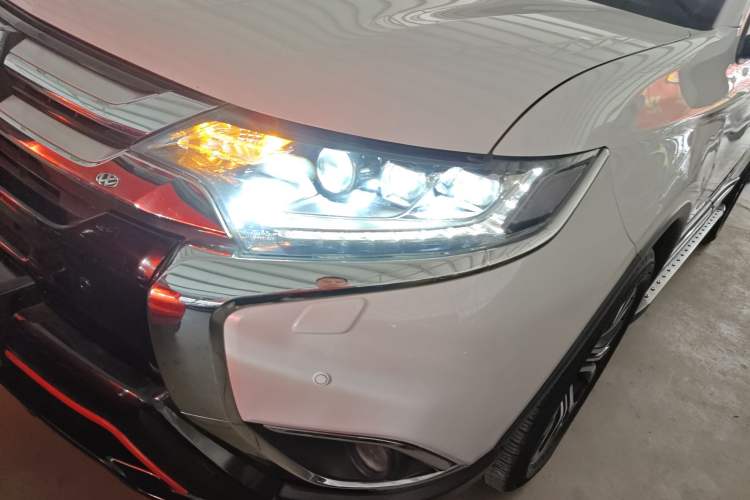 Used Mitsubishi Outlander 2016 2.4L 4x4 Luxury Edition 7-Seater
