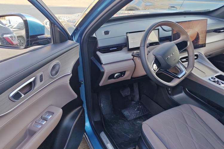 Used Chery Tiggo 8 PLUS C-DM 2025 1.5T 116 km Prestige Version 5 Seats