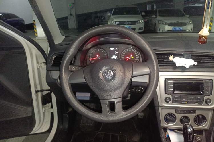 Used Volkswagen Gran Lavida 2013 1.6L Automatic Fashion Model